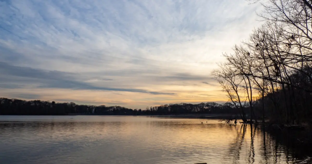 Lago tranquilo ao fim da tarde